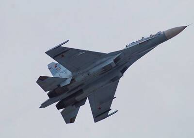 Экипажи истребителей Су-27СМ3 и Су-30М2 ЮВО совершили учебные полеты в сложных метеорологических условиях