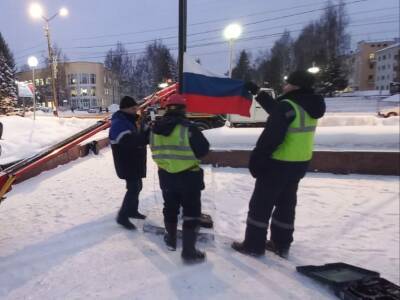 В Сыктывкаре обновили флаг России у "Скорбящего воина"
