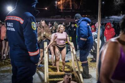 Более 2 тысяч человек окунулись в ледяные проруби в Новосибирске