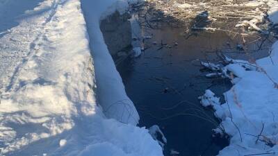 В Челябинске 91-летний мужчина погиб, сорвавшись с опасного мостика в технический водоем