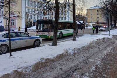 Автобус на Чудинцева зацепил бортом стоящую на остановке новгородку