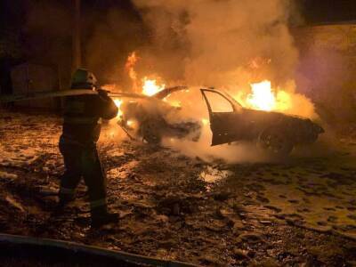 В Ленинском районе Астрахани ночью сгорел автомобиль