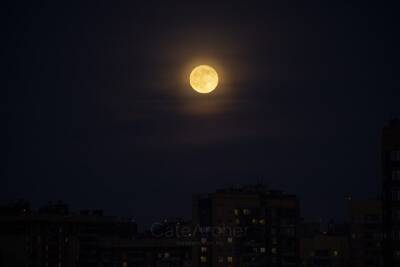 Фотограф запечатлел полную луну в небе над Парнасом