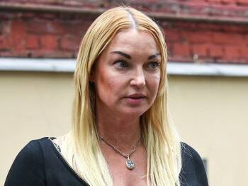 Анастасия Волочкова после скандала в самолете собралась подавать в суд