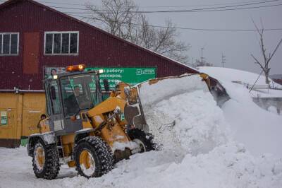В планировочных районах и селах продолжают бороться со снегом