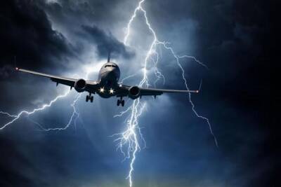 Молния ударила в заходивший на посадку самолёт в Сочи