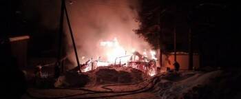 Деревообрабатывающий цех полностью сгорел этой ночью в Вологодской области