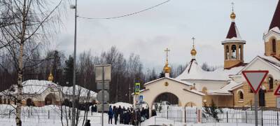 Огромная очередь за святой водой образовалась у храма в Петрозаводске (ФОТО)