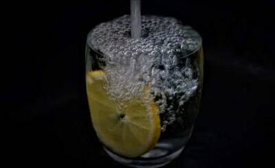 Диетолог Демиркая развеял миф о популярной воде с лимоном