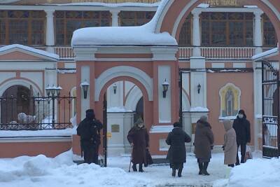 Троицкий собор в Саратове встречает верующих полуметровым слоем снега над головами