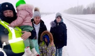 Инспекторы ДПС Татарстана вытащили из снежного плена семью из Башкирии с тремя детьми