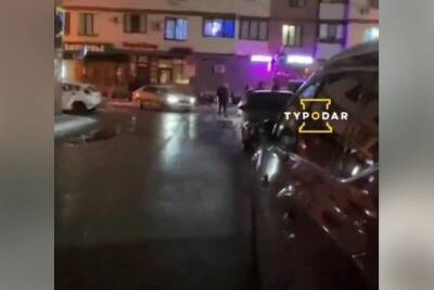 В Краснодаре компания молодых людей избила таксиста за замечание