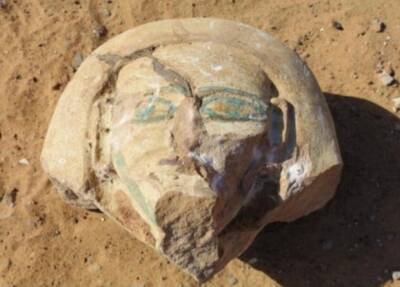 Археологи нашли в Египте высеченную в скале семейную гробницу с 20 мумиями