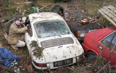 В Британии обнаружили свалку ретроавтомобилей: ржавеют в саду и ждут реставрации