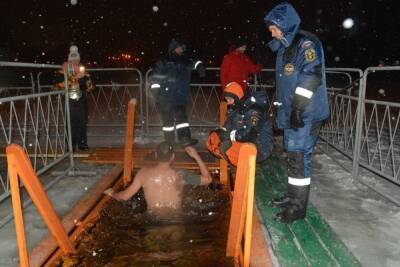В Воронеже в Крещенскую ночь в купаниях приняли участие более трех тысяч человек