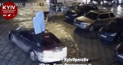 Разрушенный фасад и побитая машина. В Киеве ночной ураган наделал много бед (видео)