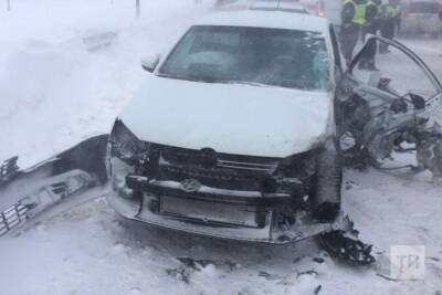 Два легковых авто столкнулись на трассе в Татарстане