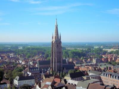 В Бельгии целиком перенесли на новое место каменную усыпальницу XIV века
