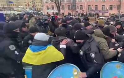 В Киеве под Печерским судом произошли стычки