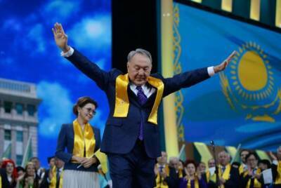 Назарбаева официально лишат пожизненных должностей