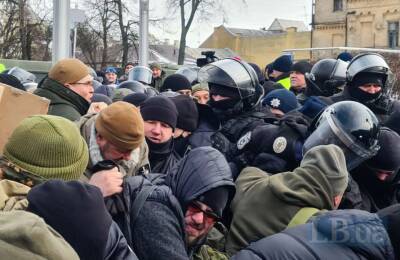 В Киеве возле здания суда над Порошенко началась потасовка (ФОТО, ВИДЕО)