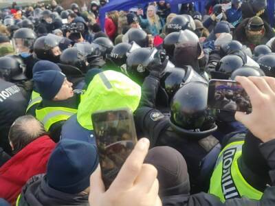 "Евросолидарность" заявила о провокации власти на акции в поддержку Порошенко, депутат Киевсовета сообщил, что травмирован