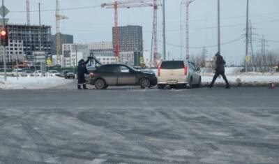 В Тюмени на улице Дружбы машины получили серьезные повреждения из-за ДТП