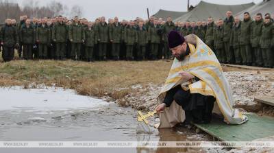 ФОТОФАКТ: Более 700 брестских военнослужащих и представителей силовых структур окунулись в крещенскую купель
