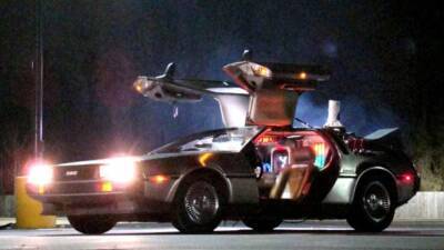 «Назад в будущее» за 4,9 млн рублей: редкий DeLorean продают на «Авито»