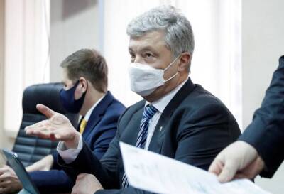 Решение суда: У Порошенко отобрали загранпаспорта и ограничили в передвижении