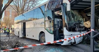 В Одессе автобус столкнулся с четырьмя авто и врезался в магазин (фото)