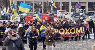 Несколько тысяч сторонников Порошенко митингуют на Банковой, где Зеленский встречался с Блинкеном