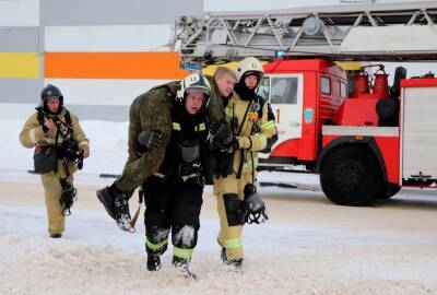 В Сыктывкаре спасатели отрабатывали тушение пожара в ТРЦ "Июнь"