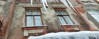 В мэрии Саратова призывают горожан соблюдать меры безопасности при сходе снега и падении сосулек с крыш зданий