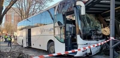 В Одессе автобус столкнулся с четырьмя автомобилями и влетел в магазин
