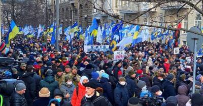 "Зелю геть!": тысячи сторонников Порошенко пришли к офису Зеленского (видео)