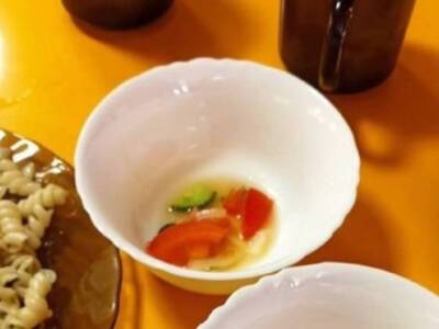 В Чувашии детям в школе дали салат из двух четвертинок помидора и огурца