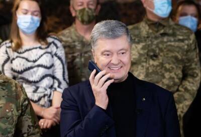 Суд в Киеве не стал арестовывать Порошенко за госизмену, но загранпаспорт забрал