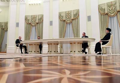 Песков объяснил необычную рассадку за столом переговоров Путина и Расими