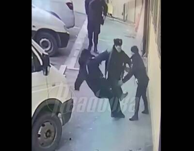Драка дагестанских полицейских между собой попала на камеру - Русская семерка