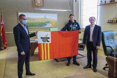 Участники экспедиции в Антарктиду получили флаг Смоленска от главы города