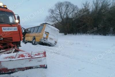 В Курской области с заснеженной трассы вылетел в кювет школьный автобус