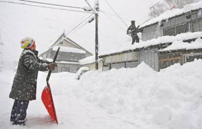 В Японии из-за аномальных снегопадов отменены более 230 авиарейсов