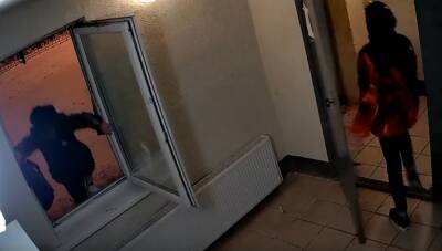 «Вот так ходят в гости»: юные вандалы в Петербурге попали на камеру