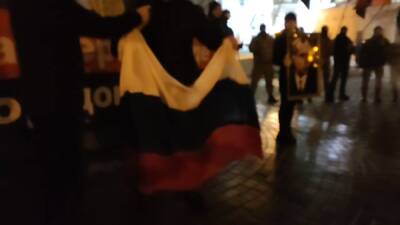 Националисты в Полтаве сожгли российский флаг