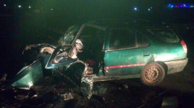 В Кобрине столкнулись две легковушки, одного водителя вытаскивали спасатели