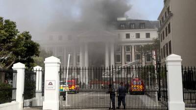 Пожар возник в здании парламента ЮАР