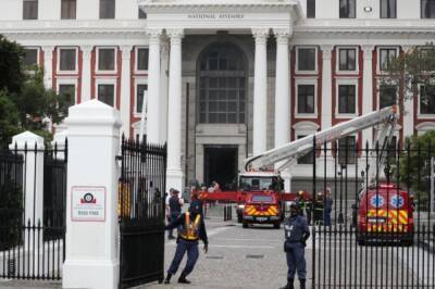 В здании парламента ЮАР вспыхнул пожар