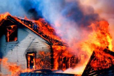 В Мурманской области сгорел двухэтажных деревянный дом