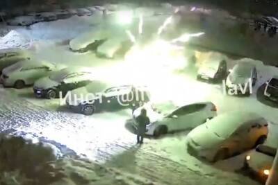 В Ярославле из фейерверков обстреляли автомобильную парковку